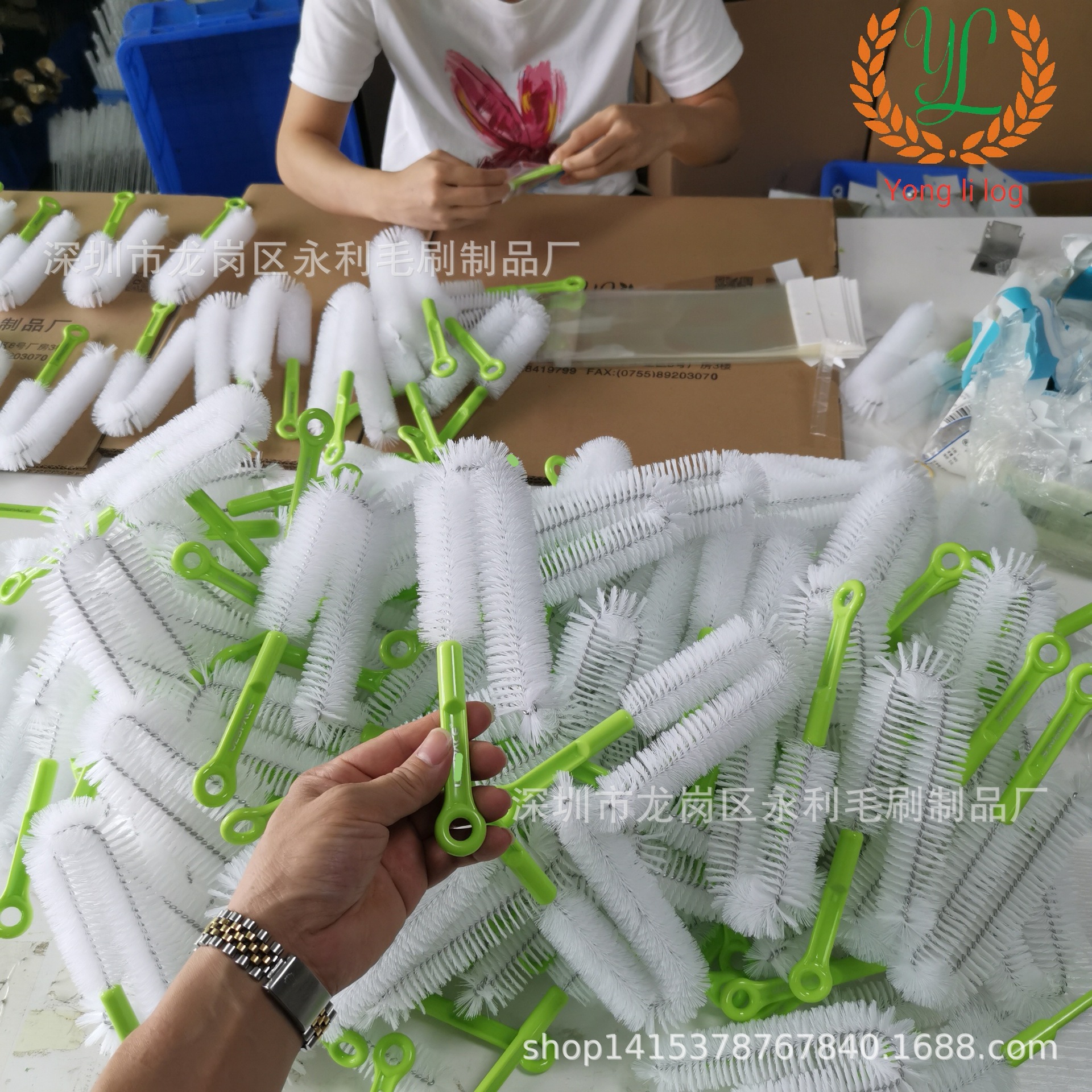 新款淡绿色网红手柄纯白PA66尼龙毛刷 可折弯180度保 360范围清洗