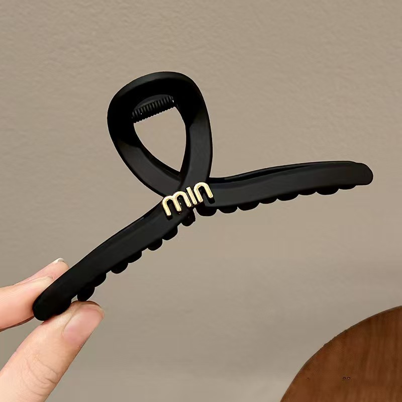 黒い髪のクリップの大きいサイズのシンプルなアルファベットのminヘアピンの女性の高級感の後頭部の髪のサメのクリップの飾り|undefined
