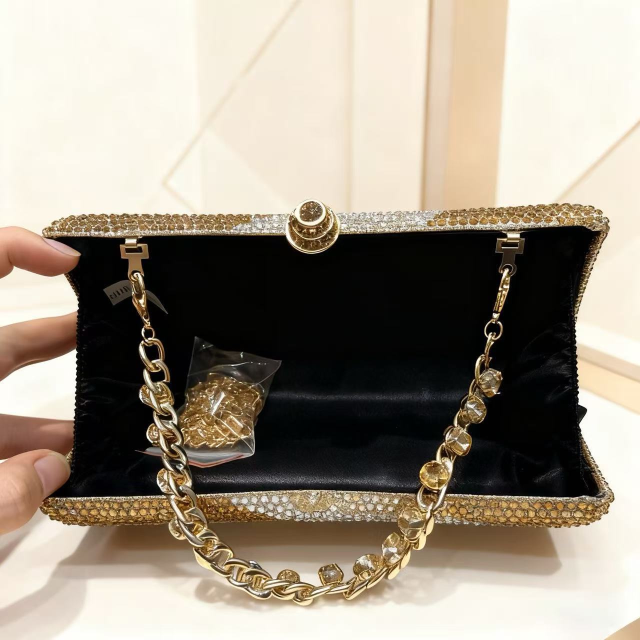 Cross-border nuevo bolso de cena de damas brillante con diamantes llenos bolso de mano cuadrado de estilo horizontal de banquete de lujo ligero bolso de cena de alta calidad
