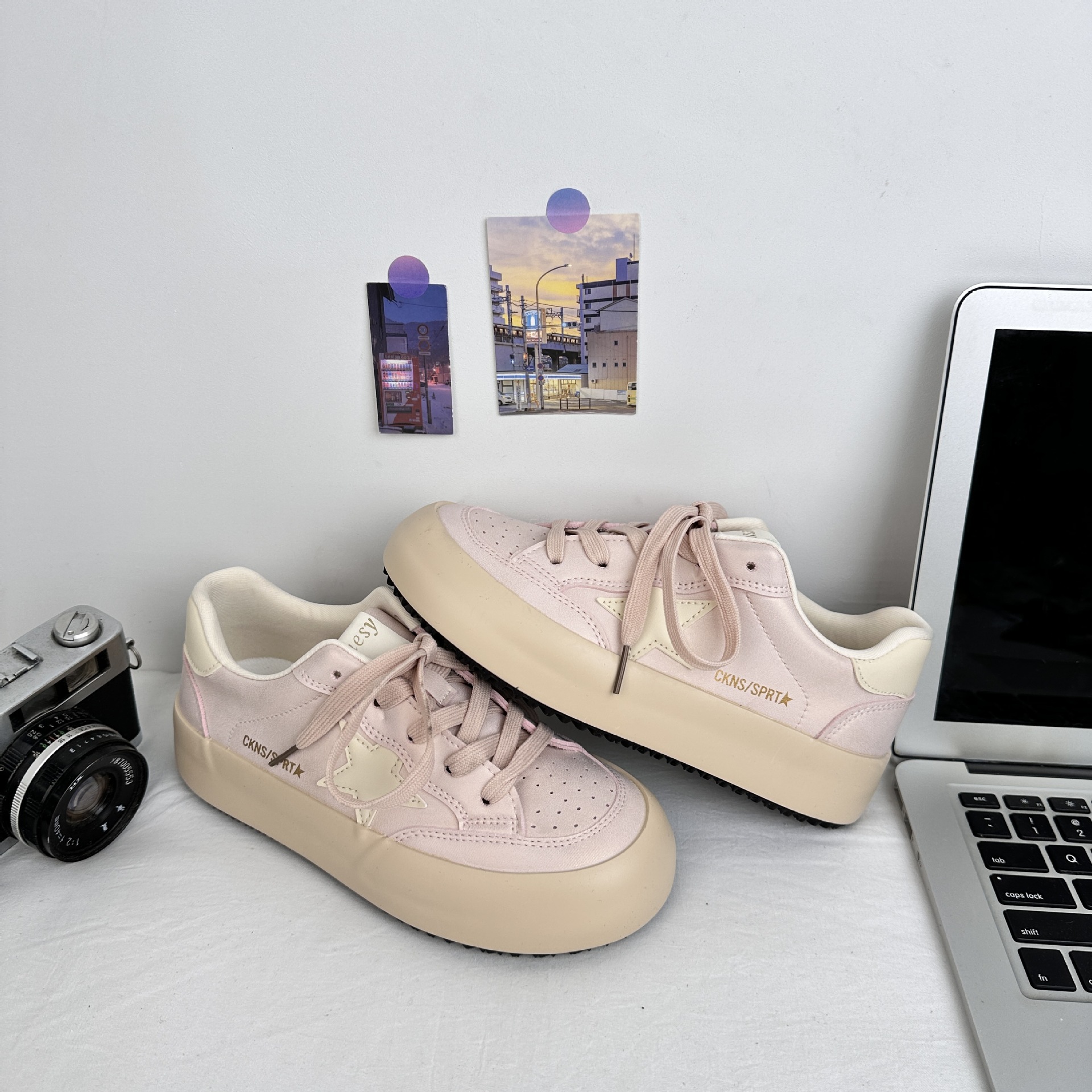 Zapatos blancos de suela gruesa para mujeres 2025, nuevos zapatos de cabeza suave y bonitos, zapatos de skate de suela gruesa para todos los padres 6606
