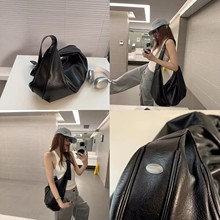 大容量托特包女2025新款暗黑系单肩饺子包女高级感百搭通勤斜挎包