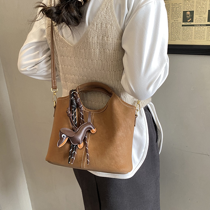 Transfronterizos viajeros bolsas de mano retro mate bolsas de balde de mano mujeres otoño e invierno 2025 nuevo mochila de hombro