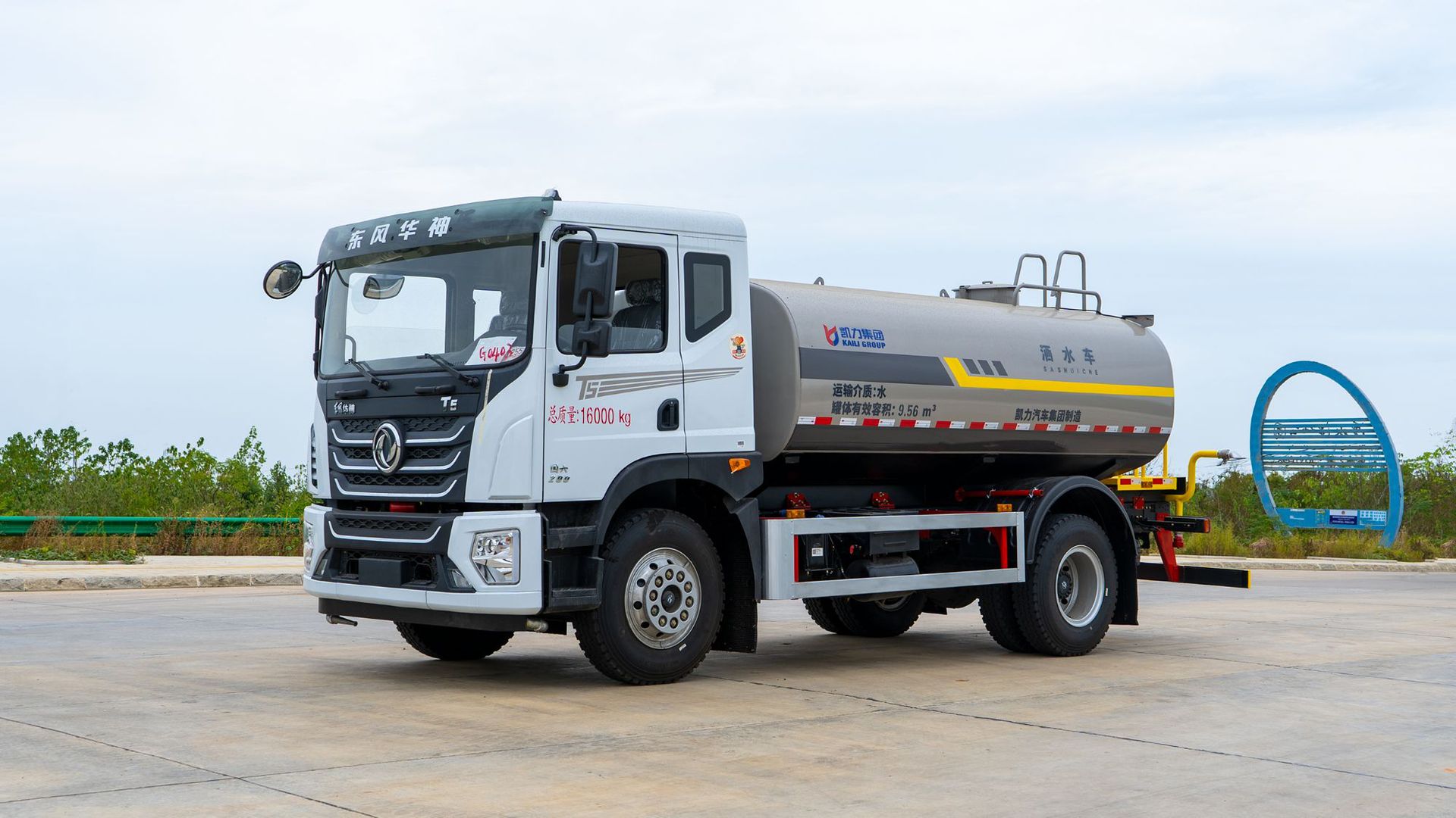 Factory Direct Sales 15 Square Meter Sprinkler Truck Huashen T5 Greening Spray Truck Export Dongfeng Huashen Spray Truck Can Be Divided into Installments