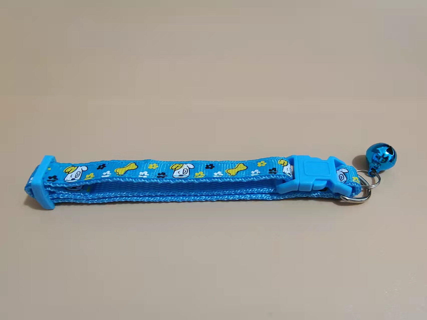 Pei Pei 1.0 huesos perros cabeza flores mascotas perros gatos collar collar campanas gatos artículos de mascotas al por mayor