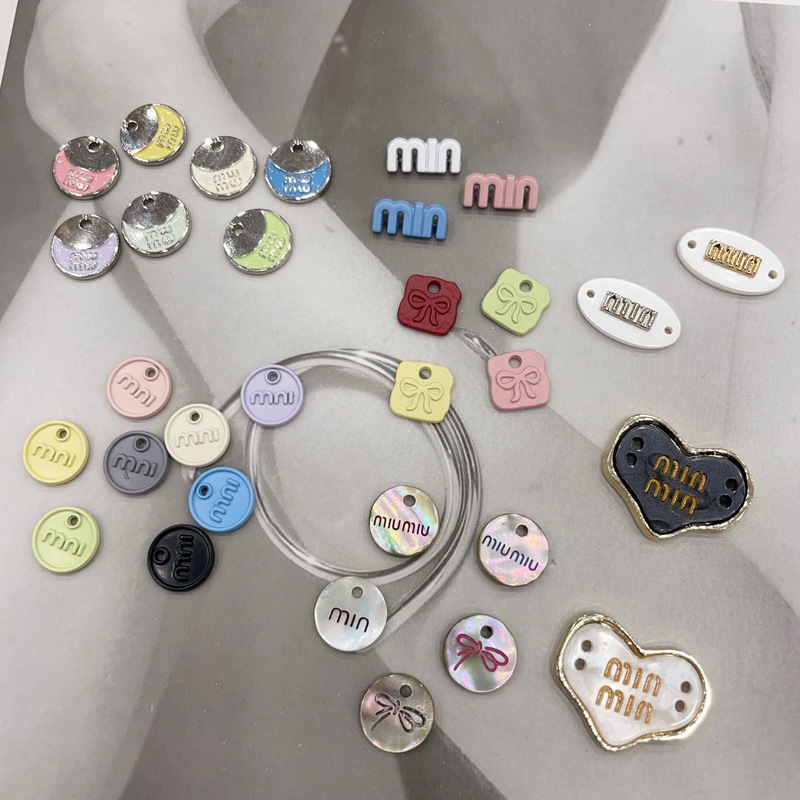 金属の双つづりの札のミューア家Min金属の髪飾りのヘアリングの装飾のニットの靴下のtシャツの高級な服装のアクセサリ|undefined