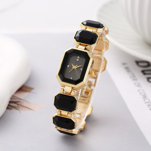 ���Q�F؛���l���QС����Ůʿ�ֱ�W��Ů�����r�з���ʯӢ�ֱ�