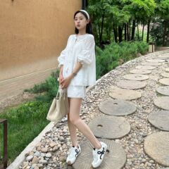 【劉亦菲と同じスタイル】！マルベリーシルク×コットン混紡～中空刺繍タッセルレースアップシャツ+ショーツセット