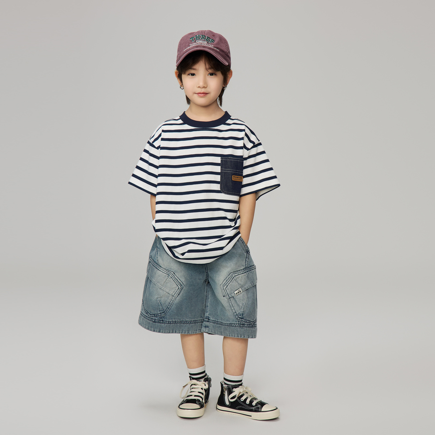 2025夏の新型子供ハンサムなデニムのポケットの半袖の上着の男の中で大きい子供のゆったりしているカジュアルなストライプのtシャツ