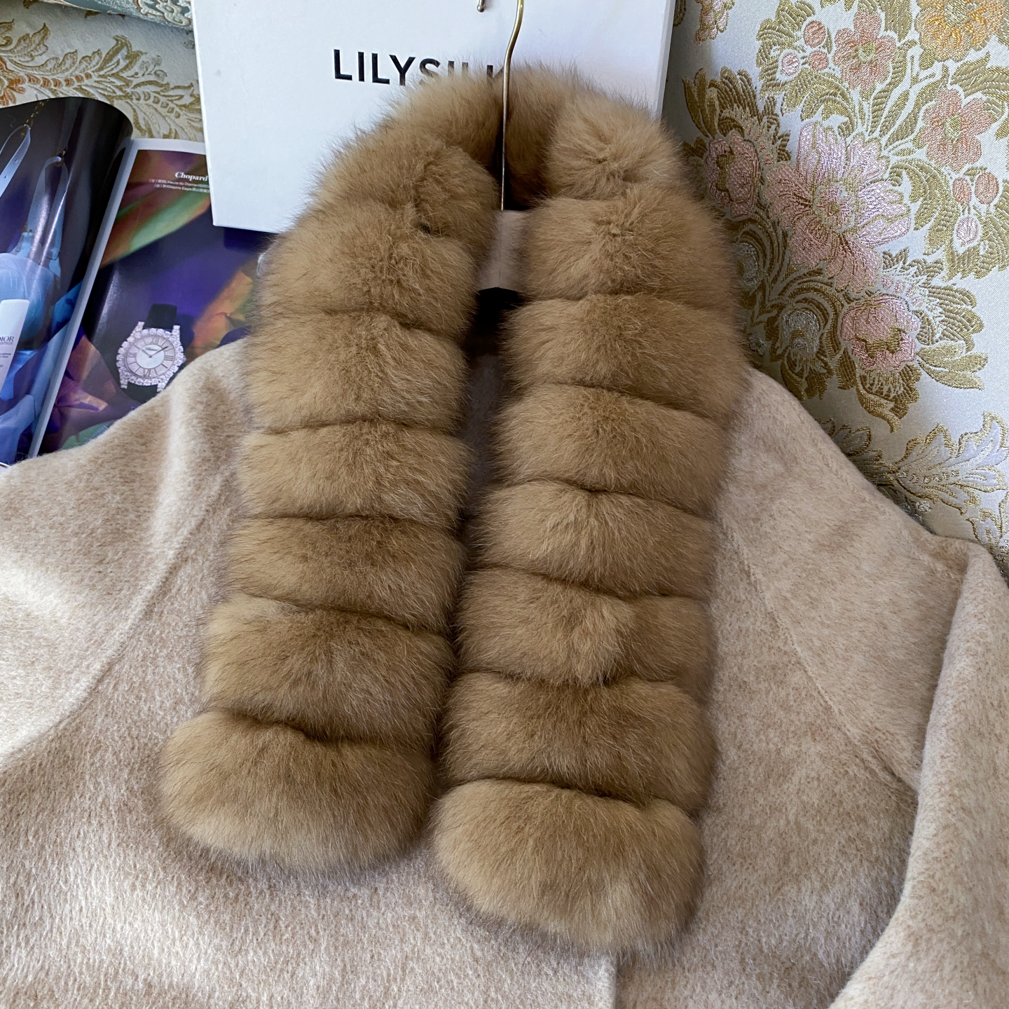 High-quality faux fur scarf in sable color, made with genuine fox fur, double-sided, for women, warm and versatile for winter, with a faux fur collar