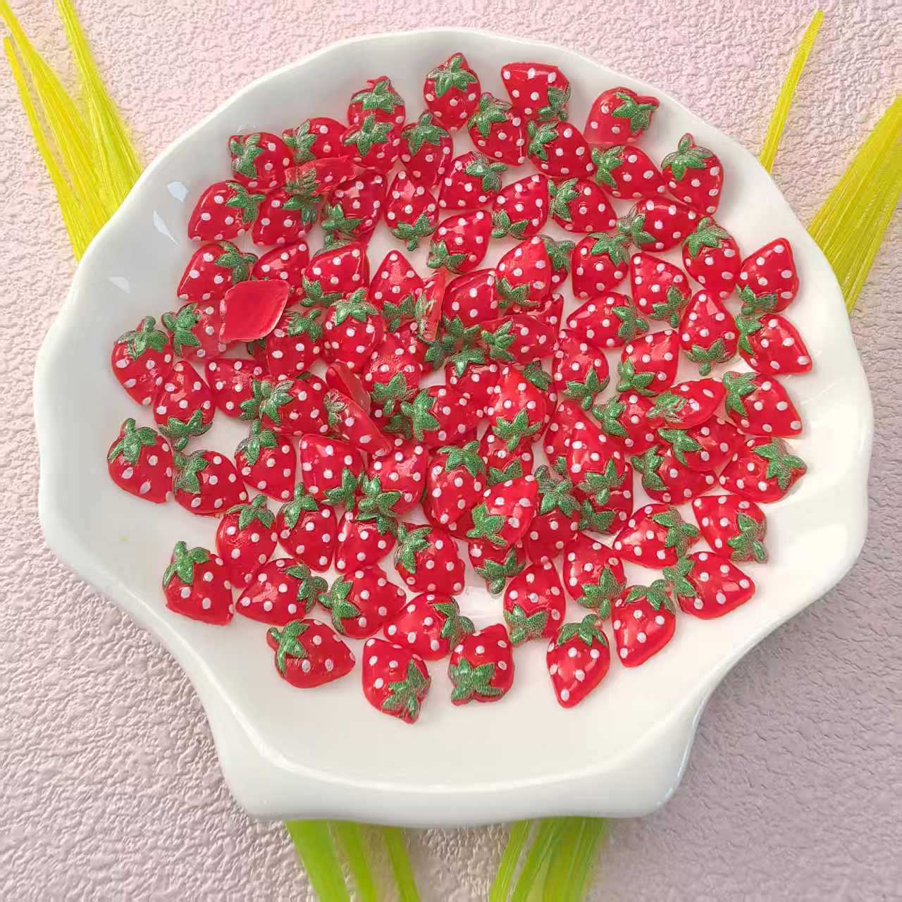 草莓饰品配件美甲饰品批发_02.jpg