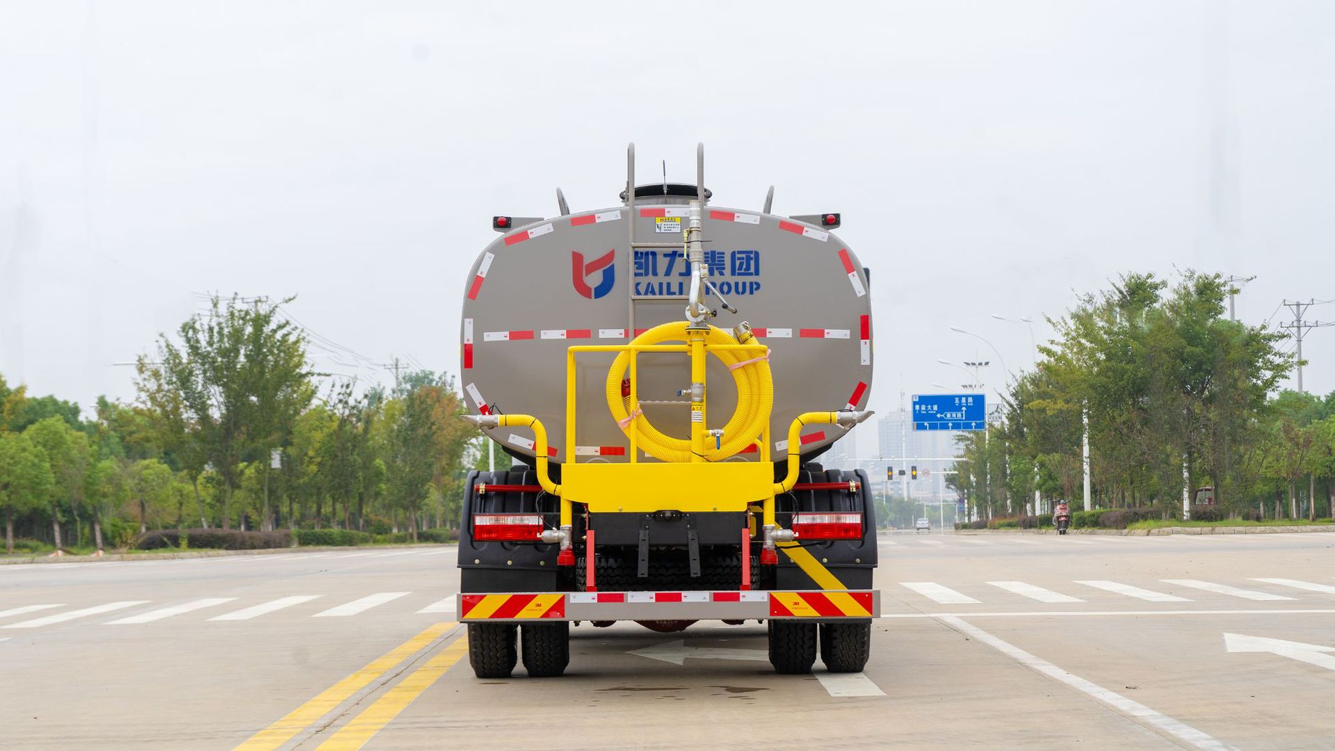 Dongfeng 15-Ton Sanitation Sprinkler Truck Direct from Manufacturer, 12-Ton Park and Scenic Area Greening Sprinkler Truck for Road Spraying and Dust Reduction