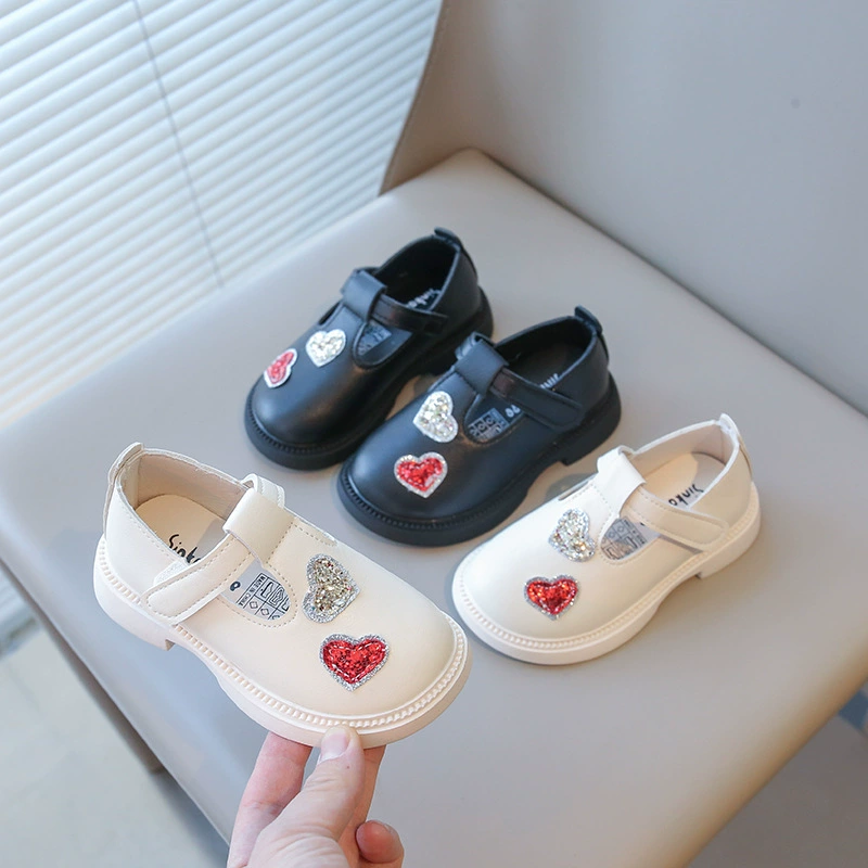 2025 новых модных брендовых туфель для девочек, детские модные туфли-принцессы с сердечками и стразами, мягкие туфли для маленьких девочек, универсальные
