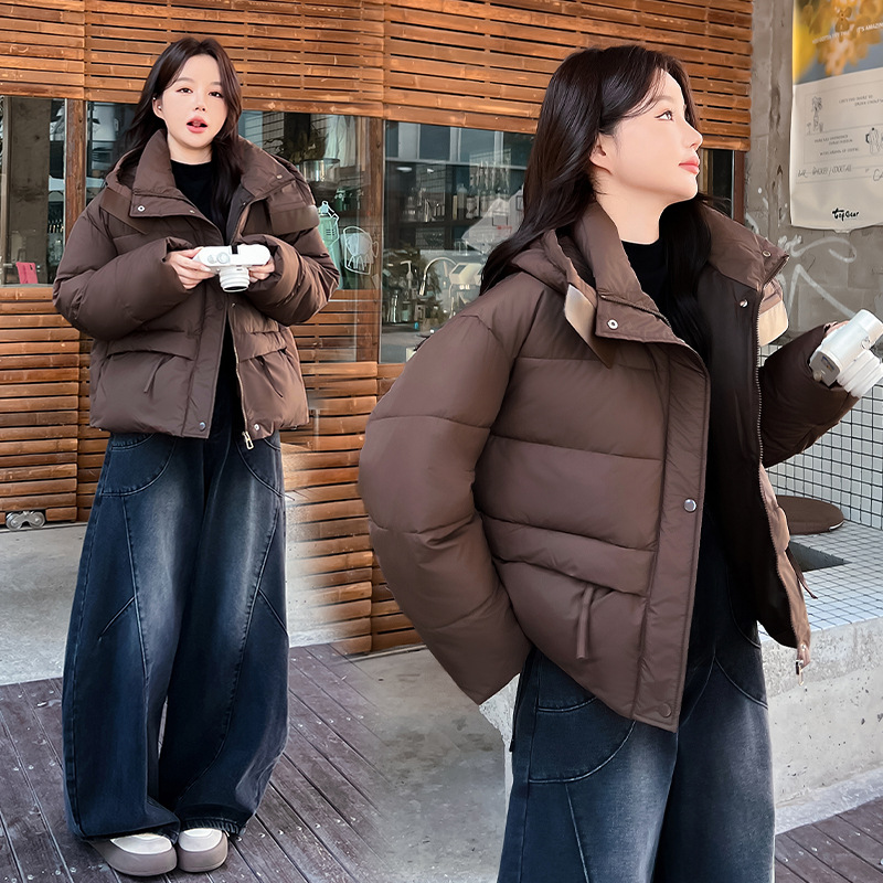 Productos europeos cortos de pluma de algodón mujer 2025 nuevo invierno explosivo engrosado de alta gama chaqueta de algodón extranjero chaqueta de moda