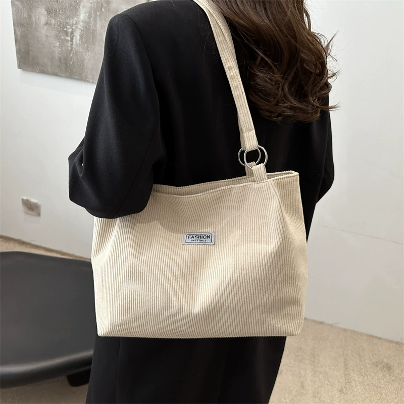 Capacious universal one-shoulder bag for leisure, western style