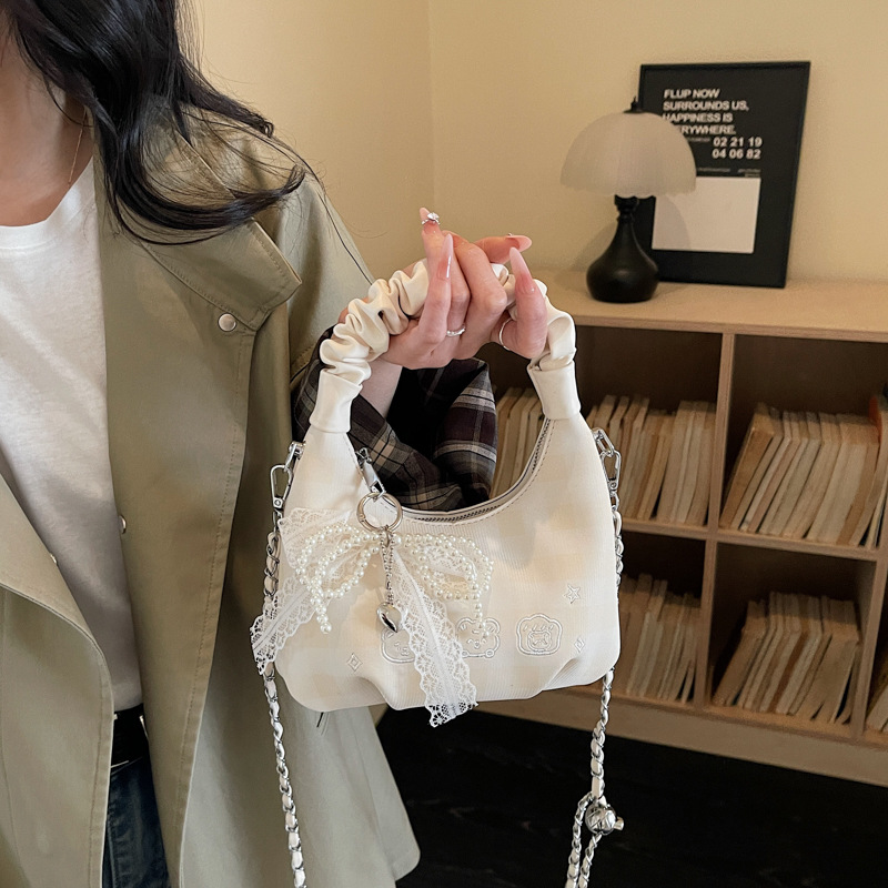 Bolso coreano nicho pliegueado, moda femenina, bolso de hombro, sensación cotidiana, bolso de media luna de nubes de viaje