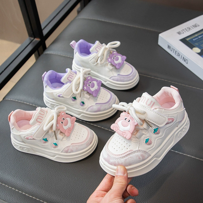 Детская спортивная обувь, новая повседневная обувь на мягкой подошве, белые туфли для детского сада, детская обувь с клубничным медведем, модные кроссовки для девочек