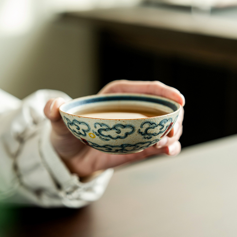 青花火石赤プーアルカップ創意純手描き祥雲歓喜シングルカップ女性用陶磁器でお茶を飲みます。|undefined