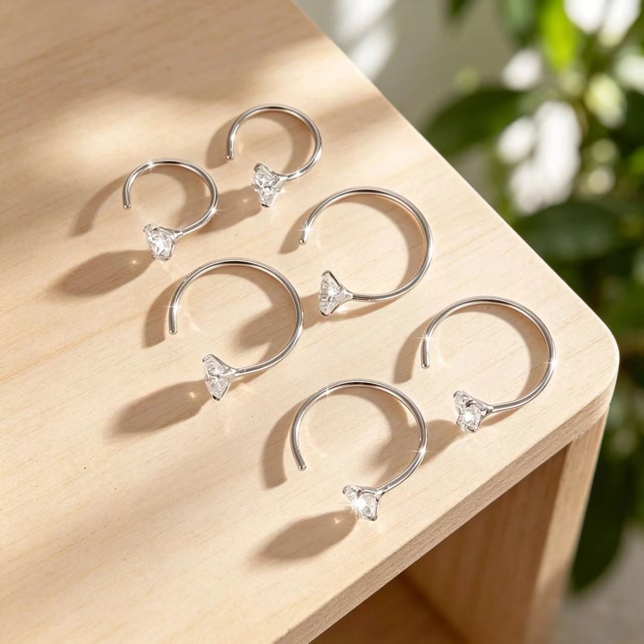 Super-sparkling four-prong curved hook cubic zirconia C-shaped curved bar earrings for women, simple, compact, fashionable, high-end, and versatile