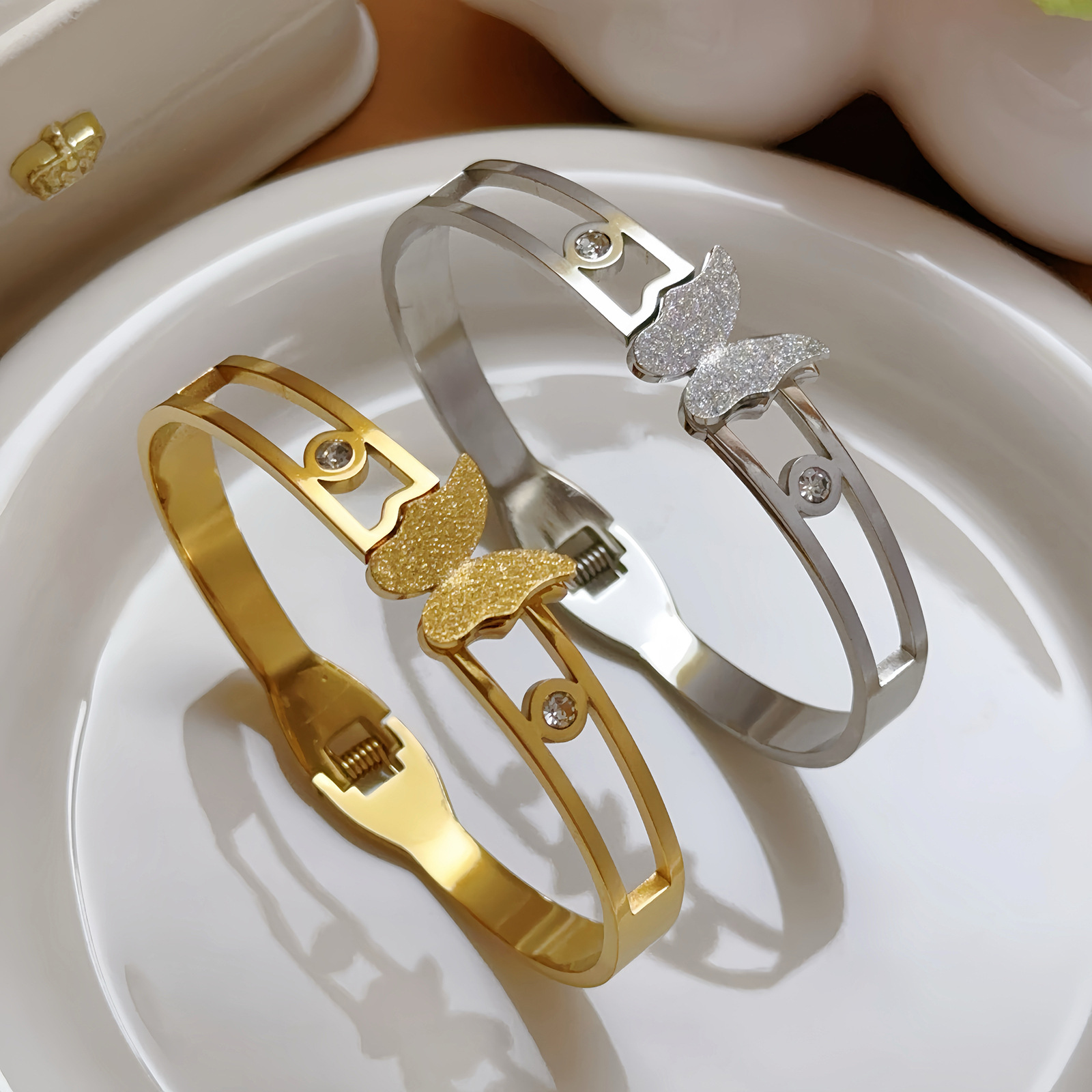 Mariposa dorada original diseño universal joyas pulseras de acero de titanio pulseras de acero de titanio fábrica de mujeres al por mayor se puede usar para el baño