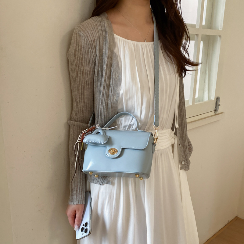 2026 nueva primavera y verano bolsos de mujer moda moda versátil brazo mochila de hombro de hombro de hombro pequeño bolso de nicho
