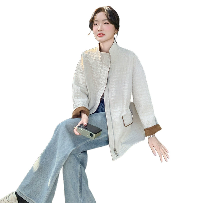 Актуальное фото куртки в корейском стиле off-white ромбовая короткая куртка 2025 новый нишевый контрастный цвет вставка свободный повседневный топ