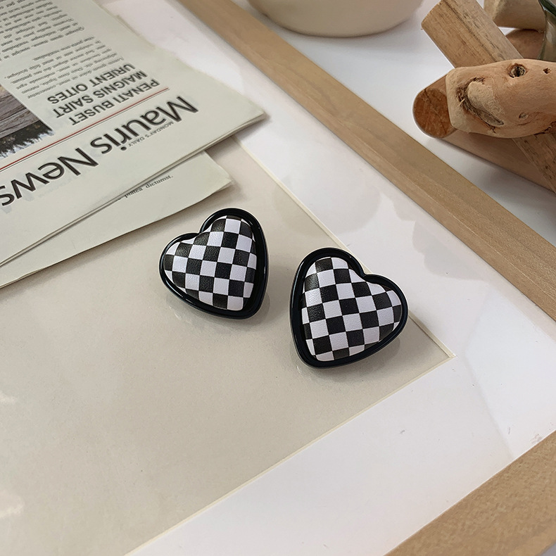 Heart-shaped Square Checkerboard Stud Earrings Wholesale Nihaojewelry display picture 6