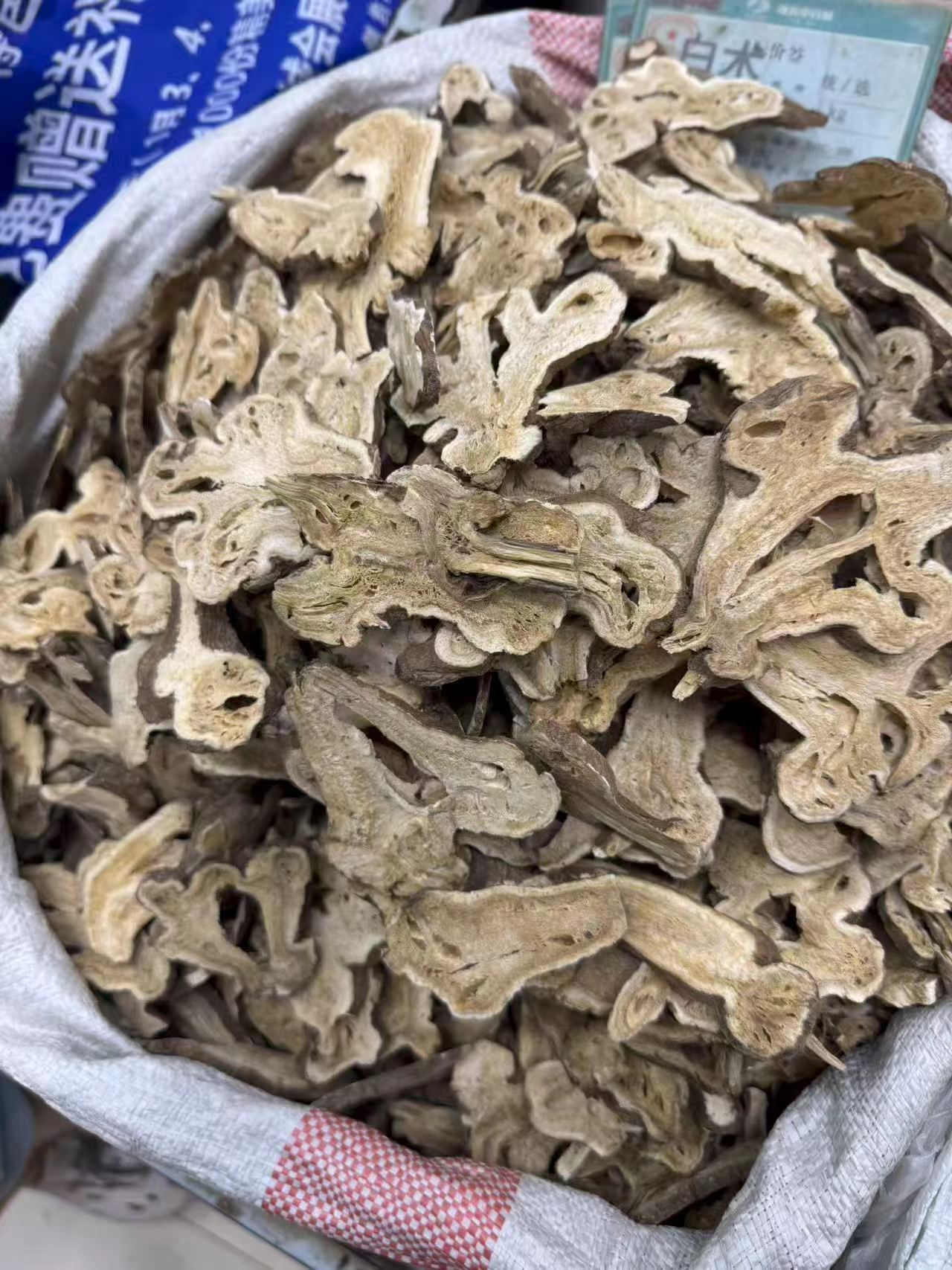 Dried White Atractylodes Rhizome Slices Bai Zhu 1000g Bag Sulfur-Free for Tea and Cooking in use