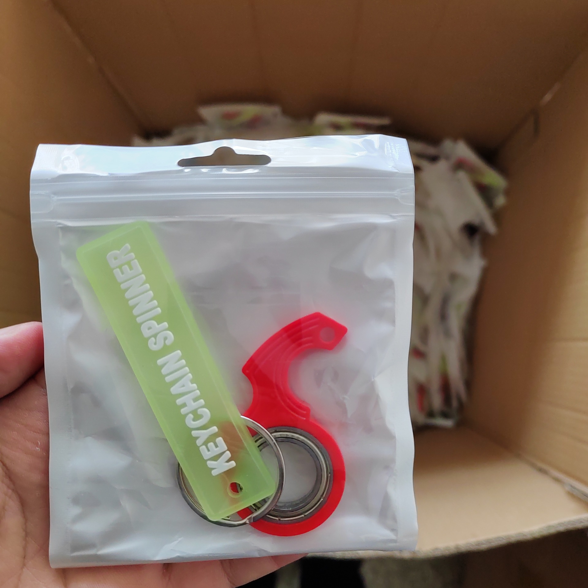 빛나는 스트립이있는 빨간 열쇠 고리