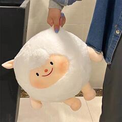 卵の子のパーティーのハチのdongdong羊の人形は枕を抱いてメメ東羊のぬいぐるみを抱いて寝ます。