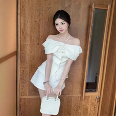 乳白一字肩小香風スーツ女性夏単列ボタン上着ウエスト高腰半ズボンスカートファッション二点セット