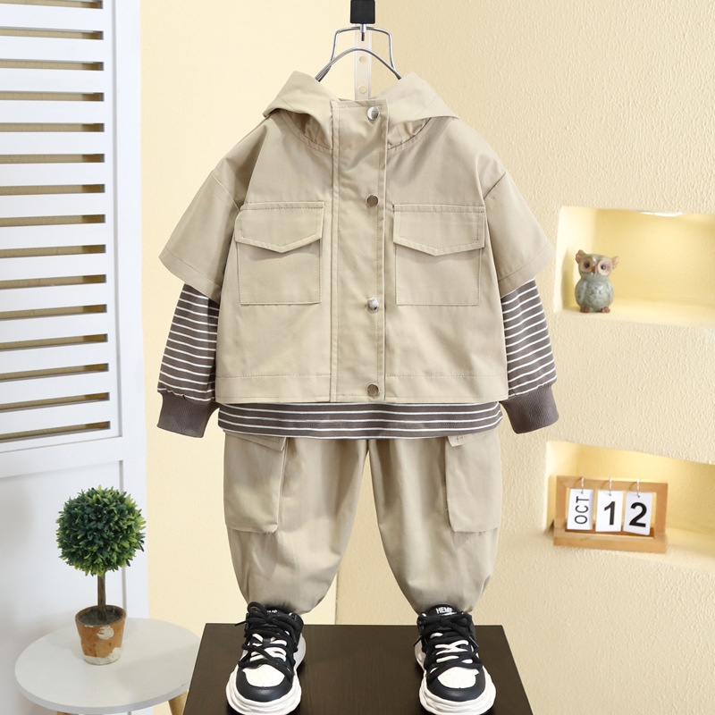 7102 Chaqueta de niño Ropa de primavera para niños Traje de tres piezas 2025 Nuevo estilo Primavera y otoño Ropa a rayas Traje de herramientas para bebés