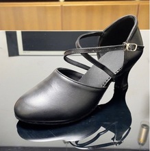 ������ЬŮʽ�����и�����Ь�߸��V����Ь�ļ�Ħ���ļ�ܛ���赸Ь