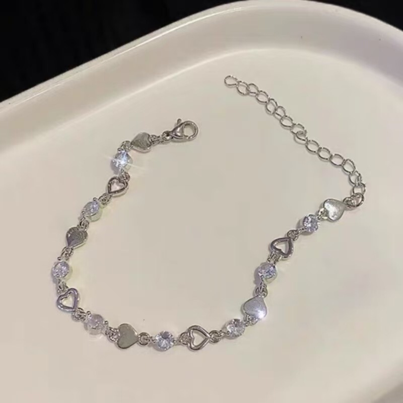 Sweet and Cool Heart-Shaped Zircon Bracelet for Girls, Minimalist Niche Design, Hollow Heart Jewelry for Students, Versatile Gift Sweet and Cool Heart-Shaped Zircon Bracelet for Girls, Minimalist Niche Design, Hollow Heart Jewelry for Students, Versatile Gift