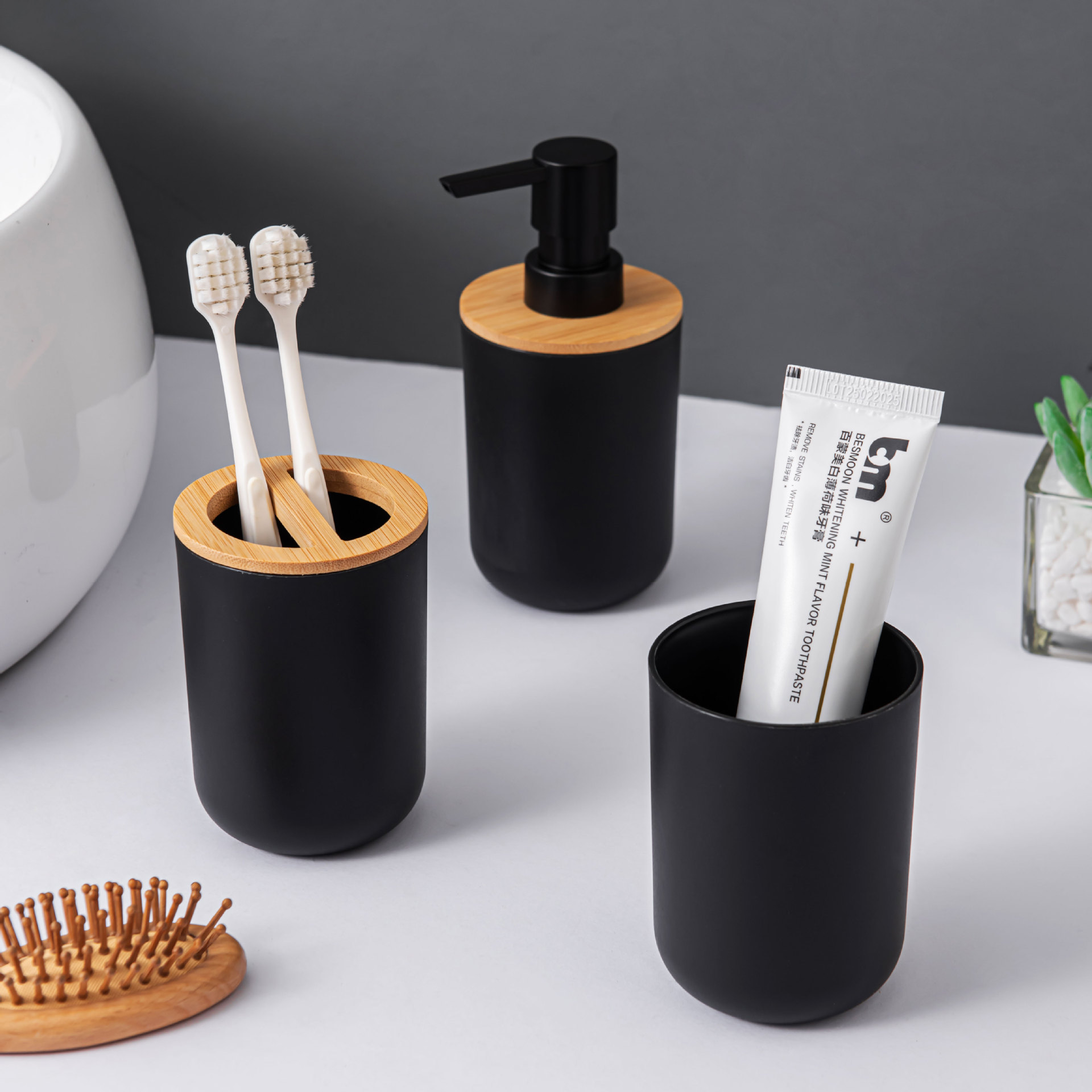Baño de bambú y baño de tres piezas de baño de artículos de higiene de baño taza de enjuague cepillo de dientes de pasta de dientes conjunto de botella de loción