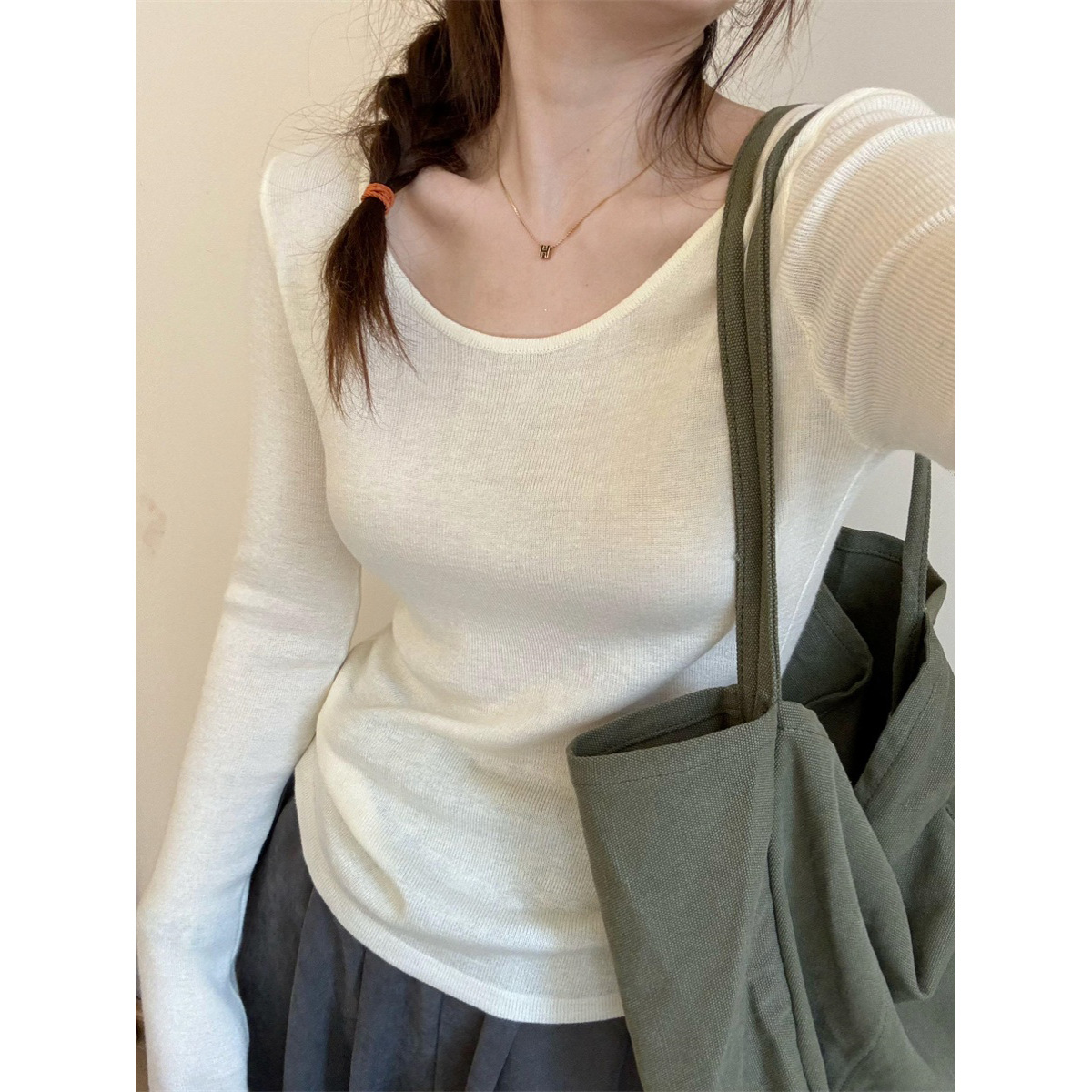 프랑스 스타일 섹시한 INS 스타일 낮은 라운드 넥 니트 톱 여성용 2025 봄 서양식 콜라본 노출 긴소매 베이스 스웨터