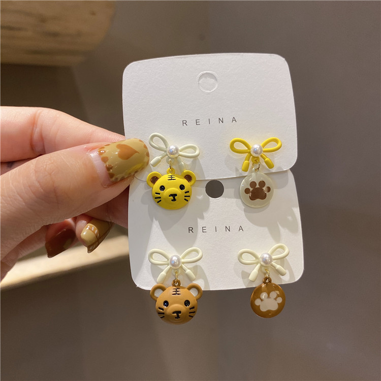 Alloy Material Animal Pattern Fashion Cute Tiger Spray Paint Dripping Oil Asymmetrical Earrings