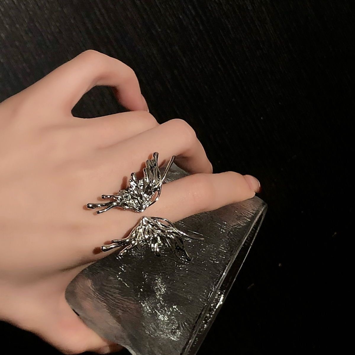 Diseño de nicho de alto grado líquido mariposa anillo abierto mujer estudiante ins moda estilo frío anillo de dedo índice personalizado