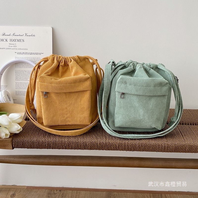 2023新款韩版灯芯绒包包女大容量单肩斜挎包小清新森系纯色水桶包