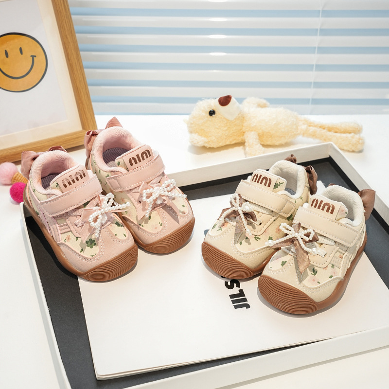 Bebé de niña con suela suave para zapatos de bebé 2025 otoño nuevo bebé niñas lindas pequeñas flores antipatadas zapatos de cuero para niños