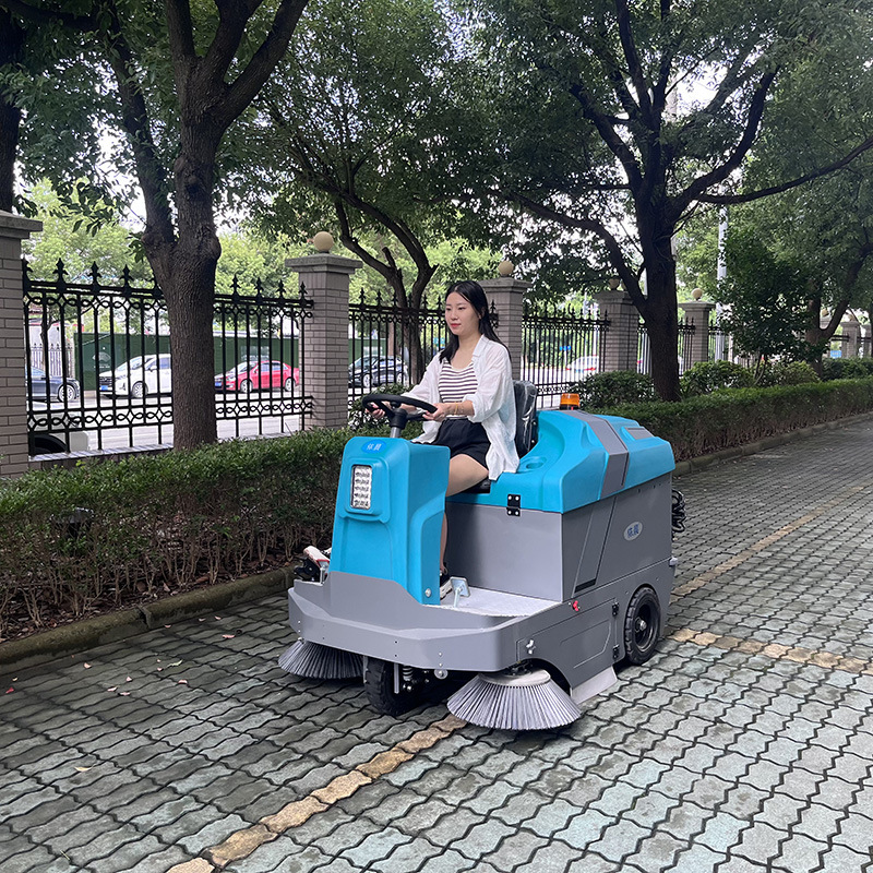 依晨电动扫地清扫车物业学校道路环卫道路扫路车驾驶式环卫清扫机