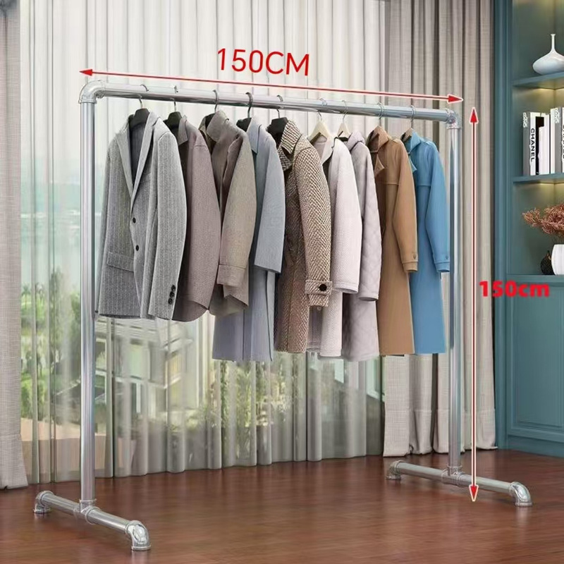 水道管鋼管のハンガーが床に落ちた寝室の物干し棒屋外家庭用ベランダに服を掛けて簡単に干します。|undefined