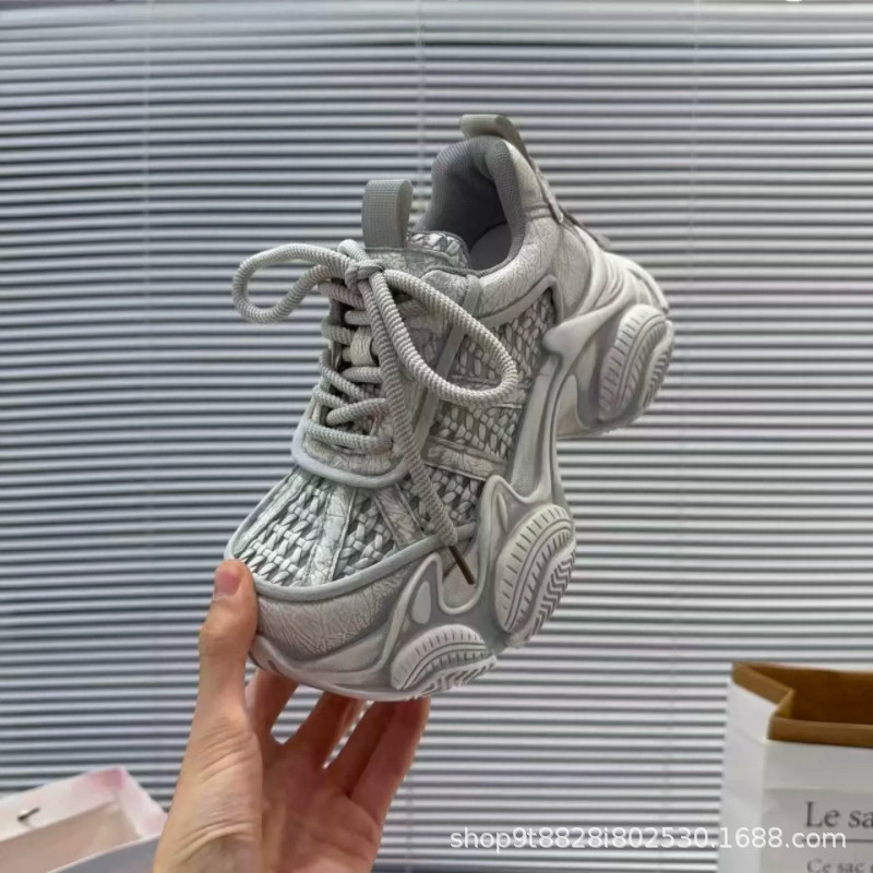 Retro hacer viejos zapatos de papá para hombres verano 2026 hueco transpirable zapatos de moda para hombres con suela gruesa aumentada nicho zapatillas de deporte súper caliente