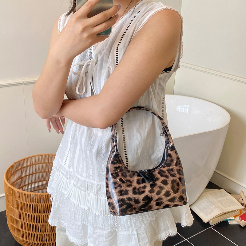 Bolso de alta calidad con textura 2025 verano nuevo bolso femenino retro con estampado de leopardo bolso de hombro charol brillante bolso de mensajero marea