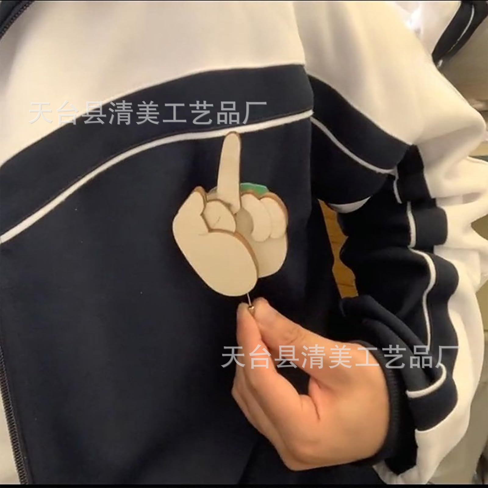 El nuevo broche de dedo de madera interesante puede tirar del broche de dedo medio vertical, broche de dedo medio personalizado