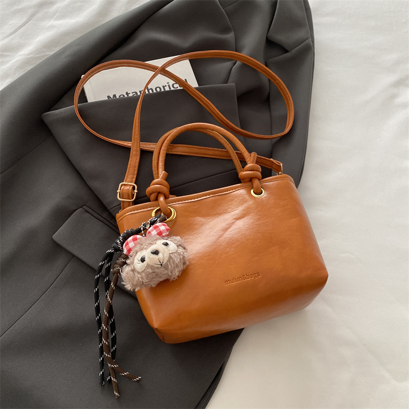 Este año, bolsos populares populares de invierno para mujeres, versátiles, 2024 nueva moda, bolsos portátiles, bolsos de cubo