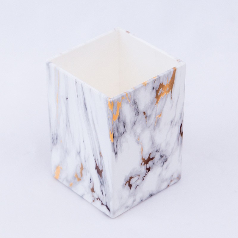 골드 펜 홀더가있는 대리석