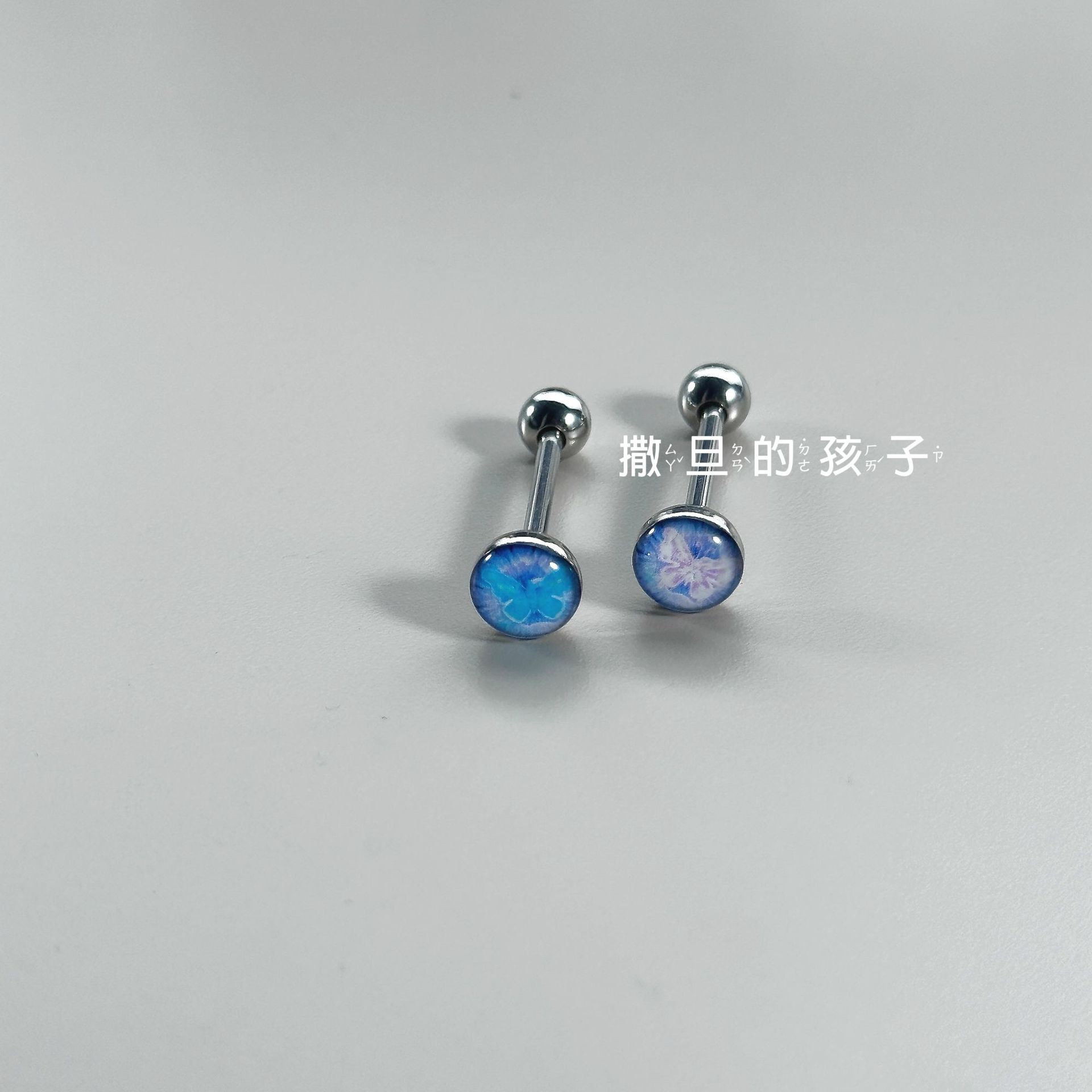 16G labret stud size and finish detail