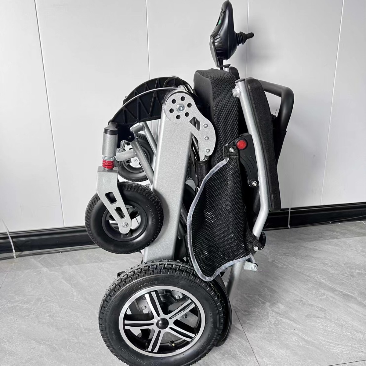 Sillas de ruedas eléctricas de aleación de aluminio de marca JIKANG baterías de litio portátiles y plegables inteligentes de cuatro ruedas para auxiliar a pie de edad avanzada