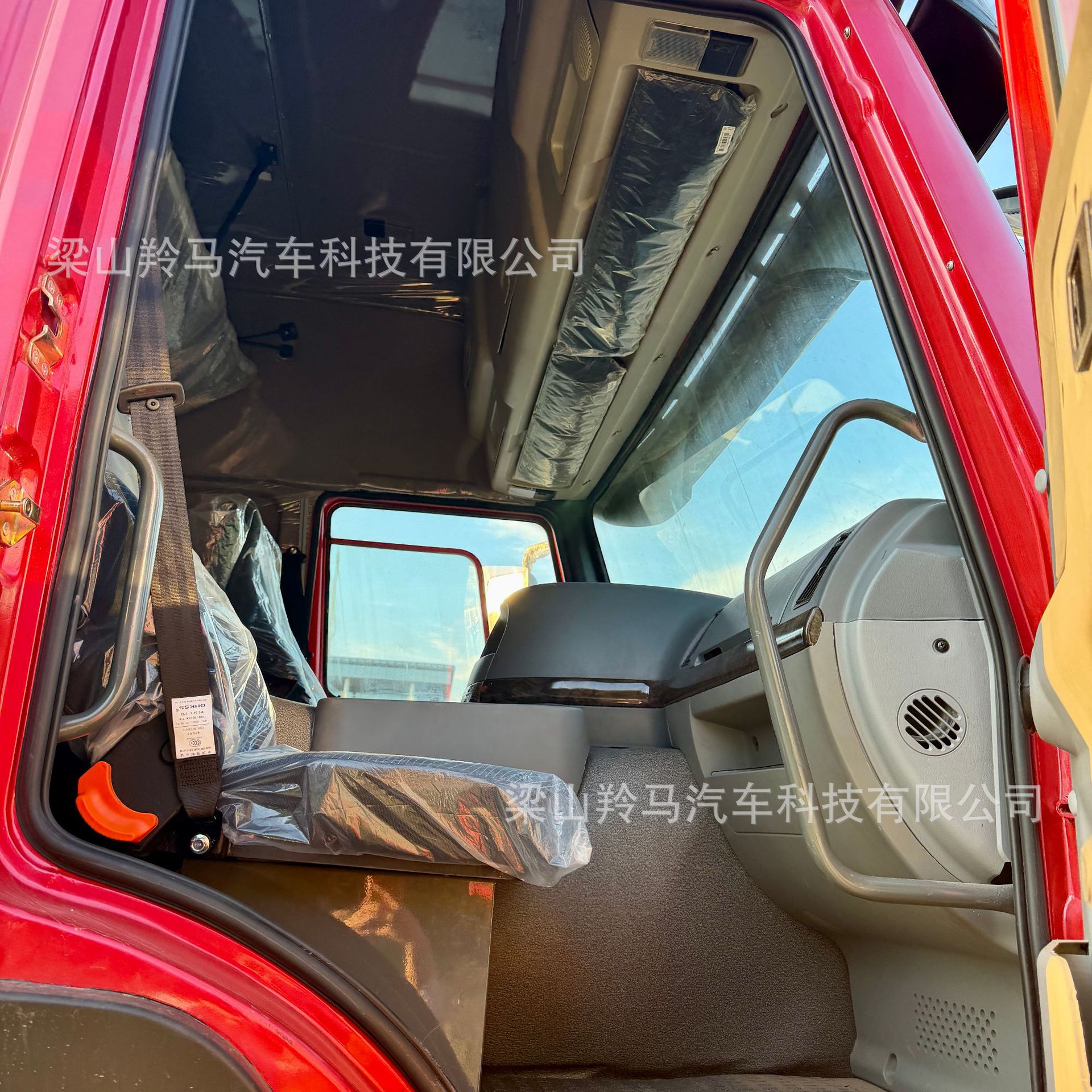 Supply of Sinotruk HOWO6X4 tractor heads, semi-trailer heavy-duty trailer heads, container truck heads with 420 horsepower