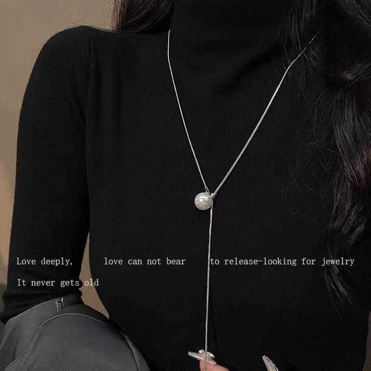 진주 목걸이 당겨